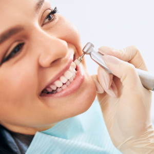 dental hygienist teeth cleaning